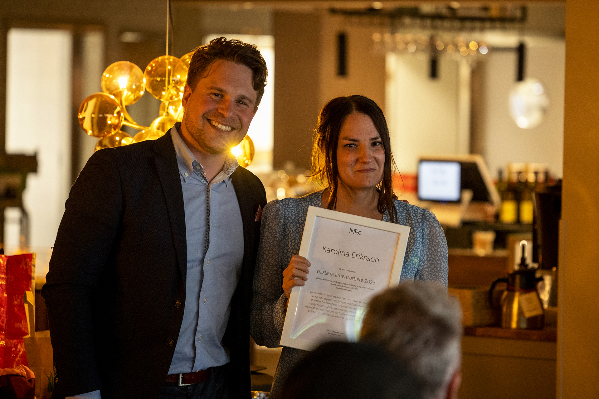 Hampus delar ut stipendie till Karolina Eriksson